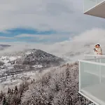 Crystal Mountain فندق 5*